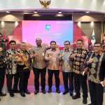Pj Bupati Aceh Besar Muhammad Iswanto menerima dua Permendagri terkait penetapan batas daerah Kabupaten Aceh Besar dengan kabupaten/kota tetangga