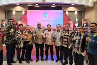 Pj Bupati Aceh Besar Muhammad Iswanto menerima dua Permendagri terkait penetapan batas daerah Kabupaten Aceh Besar dengan kabupaten/kota tetangga