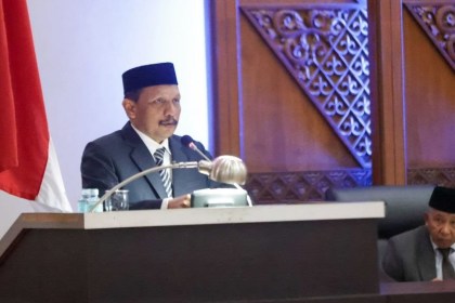 Asisten I Sekda Aceh M Jafar menyampaikan sambutan Pj Gubernur Aceh, saat mengikuti paripurna DPRA dengan agenda Penetapan Program Legislasi Aceh Prioritas Tahun 2023 dan Penetapan Rencana Kerja Tahunan DPRA 2023, di Gedung DPRA, Jum'at (11/11)