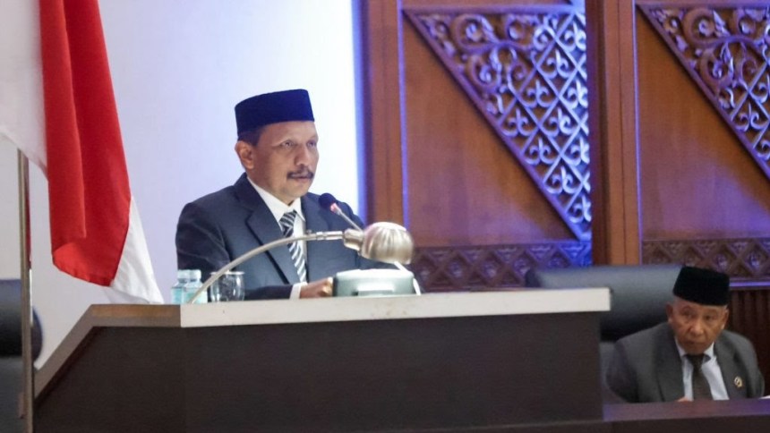 Asisten I Sekda Aceh M Jafar menyampaikan sambutan Pj Gubernur Aceh, saat mengikuti paripurna DPRA dengan agenda Penetapan Program Legislasi Aceh Prioritas Tahun 2023 dan Penetapan Rencana Kerja Tahunan DPRA 2023, di Gedung DPRA, Jum'at (11/11)