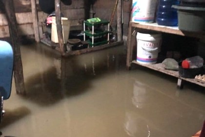 Akibat hujan deras dan adanya tumpukan sampah di pintu air Gampong Blang Bayu, mengakibatkan air Sungai Krueng Kulu meluap ke pemukiman penduduk di Nagan Raya