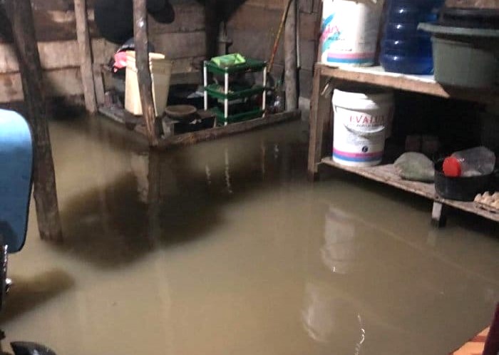 Akibat hujan deras dan adanya tumpukan sampah di pintu air Gampong Blang Bayu, mengakibatkan air Sungai Krueng Kulu meluap ke pemukiman penduduk di Nagan Raya