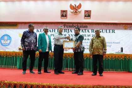Rektor USK Prof Marwan menyerahkan sertifikat penghargaan kepada Pj Bupati Aceh Besar Muhammad Iswanto usai menjadi pemateri pembekalan mahasiswa KKN USK di Gedung AAC Dayan Dawood Darussalam, Sabtu (12/11)