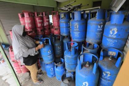 Himpunan Wiraswasta Nasional Minyak dan Gas (Hiswana Migas) Aceh menduga elpiji 12 kg oplosan beredar di Aceh
