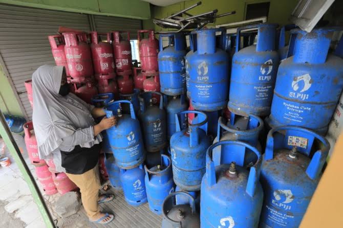 Himpunan Wiraswasta Nasional Minyak dan Gas (Hiswana Migas) Aceh menduga elpiji 12 kg oplosan beredar di Aceh