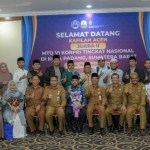 Asisten Administrasi Umum Sekda Aceh Dr Iskandar didampingi Kadis Syariat Islam Aceh Dr EMK Alidar, Kadisnaker Mobduk Aceh Akmil Husen dan Kepala BKA Abdul Qahar foto bersama saat menyambut kepulangan Kafilah Aceh usai mengikuti MTQ VI KORPRI Tingkat Nasional di Bandara SIM Blang Bintang, Aceh Besar, Senin (14/11)