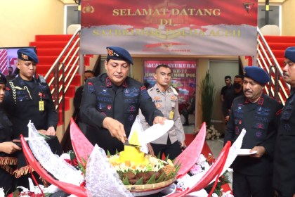 Kapolda Aceh Irjen Pol Ahmad Haydar dan Wakapolda Aceh Brigjen Pol Syamsul Bahri menghadiri peringatan HUT ke-77 Brimob Polri di Mako Satbrimob Polda Aceh, Senin (14/11)