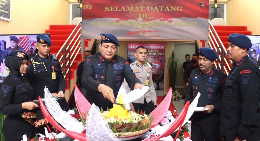 Kapolda Aceh Irjen Pol Ahmad Haydar dan Wakapolda Aceh Brigjen Pol Syamsul Bahri menghadiri peringatan HUT ke-77 Brimob Polri di Mako Satbrimob Polda Aceh, Senin (14/11)