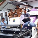Pj Bupati Aceh Besar Muhammad Iswanto, menyerahkan bantuan mesin panen padi mekanis berupa combine harvester ukuran besar kepada kelompok tani di Aceh Besar, Senin (14/11)