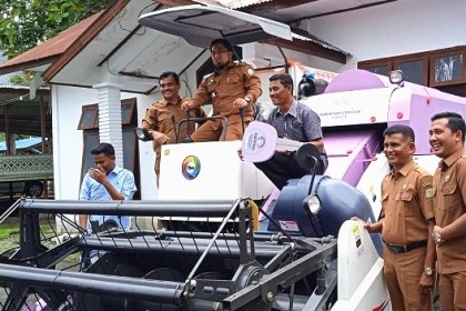 Pj Bupati Aceh Besar Muhammad Iswanto, menyerahkan bantuan mesin panen padi mekanis berupa combine harvester ukuran besar kepada kelompok tani di Aceh Besar, Senin (14/11)