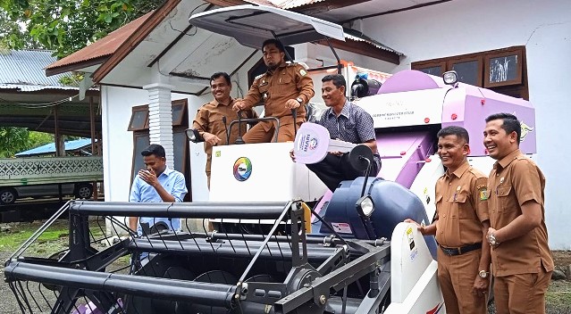 Pj Bupati Aceh Besar Muhammad Iswanto, menyerahkan bantuan mesin panen padi mekanis berupa combine harvester ukuran besar kepada kelompok tani di Aceh Besar, Senin (14/11)