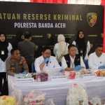 Satreskrim Polresta Banda Aceh menangkap pasangan suami istri pemilik kosmetik yang diduga ilegal di sebuah rumah warga di Desa Neusok, Kecamatan Darul Imarah, Aceh Besar, Senin malam (7/11)