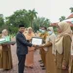Asisten I Sekda Aceh Dr M Jafar SH MHum didampingi Kadis Kesehatan Aceh dr Hanif menyerahkan penghargaan kepada tenaga kesehatan teladan puskesmas tingkat Provinsi Aceh di halaman Kantor Gubernur, Senin (14/11)
