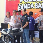 Unit Reskrim Polsek Banda Sakti Polres Lhokseumawe mengungkap kasus penipuan dengan modus memalsukan surat retribusi sampah mengatasnamakan Dinas Lingkungan Hidup Kota Lhokseumawe