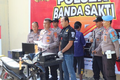 Unit Reskrim Polsek Banda Sakti Polres Lhokseumawe mengungkap kasus penipuan dengan modus memalsukan surat retribusi sampah mengatasnamakan Dinas Lingkungan Hidup Kota Lhokseumawe