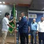 Ketua Asprov PSSI Aceh Nazir Adam menyerahkan bendera Pataka kepada Heri Julius yang kembali terpilih sebagai Ketua Askot PSSI Kota Banda Aceh Periode 2022-2026, Selasa (15/11)