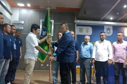 Ketua Asprov PSSI Aceh Nazir Adam menyerahkan bendera Pataka kepada Heri Julius yang kembali terpilih sebagai Ketua Askot PSSI Kota Banda Aceh Periode 2022-2026, Selasa (15/11)
