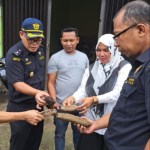 Pemilik Usaha Raseuki Laot Sabang Asnawi bersama pihak Bea Cukai Kota Sabang, mengamati teripang hasil tangkapannya, beberapa waktu lalu