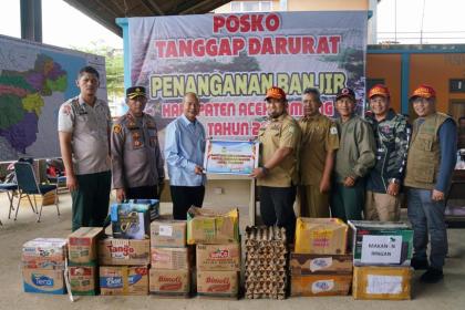 Pj Bupati Aceh Besar Muhammad Iswanto menyerahkan bantuan berupa kebutuhan pokok yang dikumpulkan dari donasi para ASN dan tenaga kontrak Kabupaten Aceh Besar, kepada korban banjir di Aceh Tamiang, Selasa (15/11