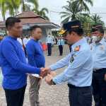 Kakanwil Kemenkumham Aceh Meurah Budiman menyerahkan SK untuk 13 Napi pada Lapas Kelas IIB Kuala Simpang yang mendapat pembebasan bersyarat karena berkelakuan baik selama menjalani tahanan, Selasa (15/11)