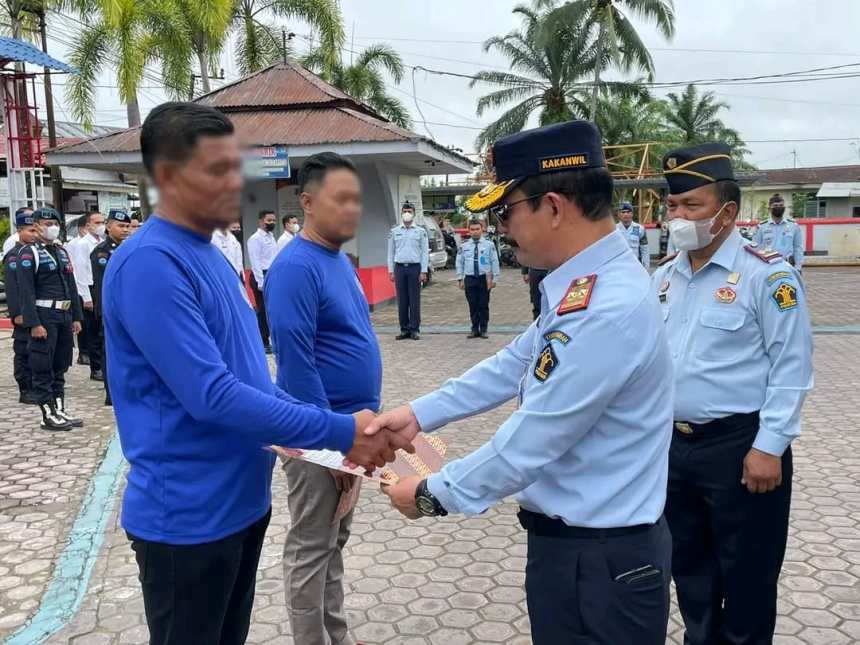 Kakanwil Kemenkumham Aceh Meurah Budiman menyerahkan SK untuk 13 Napi pada Lapas Kelas IIB Kuala Simpang yang mendapat pembebasan bersyarat karena berkelakuan baik selama menjalani tahanan, Selasa (15/11)