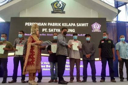 Menteri ATR/Kepala BPN Hadi Tjahjanto didampingi Pj Gubernur Aceh Achmad Marzuki menyerahkan Sertifikat Perkebunan Plasma kepada masyarakat pada acara Peresmian Pabrik Kelapa Sawit PT Satya Agung, di Kecamatan Geurudong Pase, Aceh Utara, Rabu (16/11)