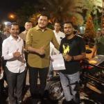 Kapolda Aceh Irjen Pol Ahmad Haydar menyalurkan bantuan kepada ratusan mantan kombatan GAM di Masjid Islamic Center, Kota Lhokseumawe, Rabu malam (16/11/2022)