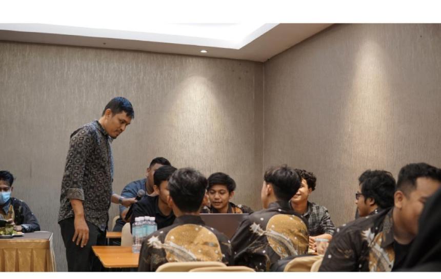 Narasumber menyampaikan materi pada Bimtek Fotografi dan Desain Grafis bagi Pelaku Usaha Muda yang diselenggarakan oleh Diskop UKM Aceh di Hotel Arabia Banda Aceh pada 16-19 November 2022