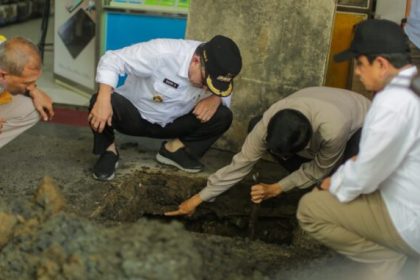 Saluran drainase yang tersumbat di sepanjang Jalan T Panglima Polem kawasan Peunayong Banda Aceh