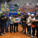 Pj Bupati Aceh Besar Muhammad Iswanto menyerahkan hadiah dan piala kepada tim Bank Aceh Action sebagai juara bola voli Piala Bupati Aceh Besar Cup II di Jantho Sport Center (JSC), Sabtu malam (19/11)