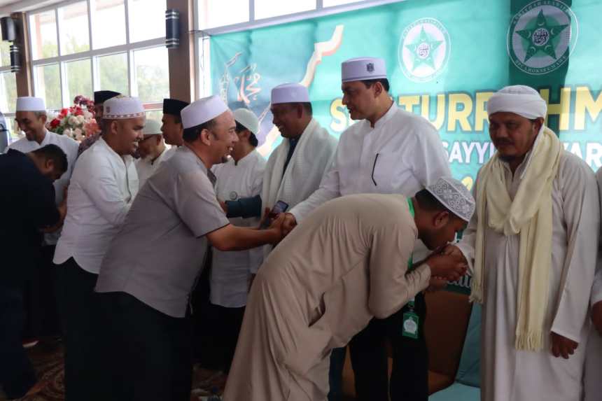 Kapolda Aceh Irjen Pol Ahmad Haydar menghadiri peringatan maulid Nabi Muhammad yang digelar Keluarga Besar Rabithah Alawiyah atau organisasi tempat bernaung keturunan Rasulullah di Aceh