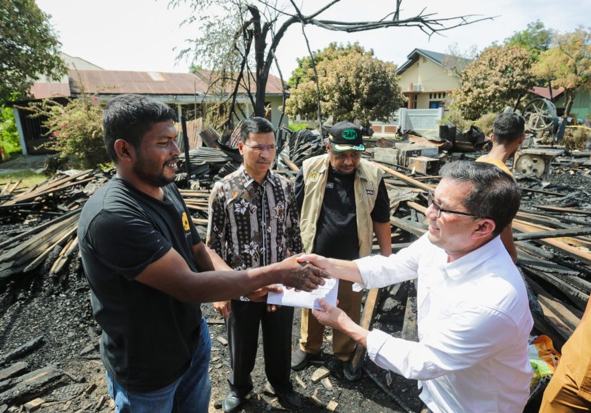 Pj Wali Kota Banda Aceh Bakri Siddiq didampingi Ketua DPRK Farid Nyak Umar menyerahkan bantuan untuk korban kebakaran dua unit kios dan satu panglong di Gampong Lambhuk, Senin (21/11)