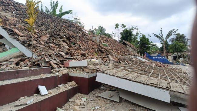 Kerusakan bangunan akibat gempa bumi di Kabupaten Cianjur, Provinsi Jawa Barat, Senin (21/11)