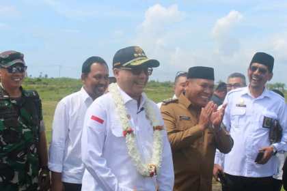Wakil Menteri Pertanian Harvick Husnul Qolbi didampingi Pj Gubernur Aceh Achmad Marzuki melakukan kunjungan kerja ke Aceh Barat Daya, Senin (21/11). Wamentan datang ke Abdya dalam rangka panen raya bersama 1.000 petani, penyerahan bibit jengkol varietas unggul serta menghadiri maulid akbar bersama 10 ribu masyarakat