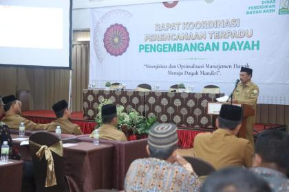 Asisten Pemerintahan dan Keistimewaan Aceh Dr M Jafar SH MHum, menyampaikan sambutan Pj Gubernur saat membuka Rakor Perencanaan Terpadu Pengembangan Dayah di Hotel Grand Nanggroe Banda Aceh, Senin (21/11)