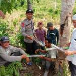 Bhabinkamtibmas Polsek Ranto Peureulak Bripka Fadli Mulyono bersama warga Desa Seumanah Jaya melakukan penanganan gangguan gajah liar