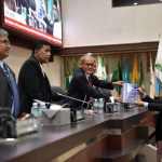 Wakil Ketua I DPRA Dalimi disaksikan Sekda Aceh Bustami Hamzah, menerima dokumen pendapat akhir dari Fraksi DPRA terhadap Rancangan Qanun Aceh tentang APBA Tahun 2023 pada Rapat Paripurna DPRA, di Gedung Utama DPRA, Rabu (23/11)