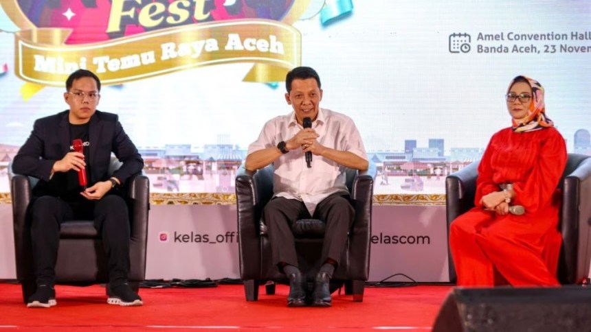 Pj Gubernur Aceh Achmad Marzuki menjadi pembicara pada Temu Raya Alumni Kartu Prakerja, di Amel Convention Hall Banda Aceh, Rabu (23/11)