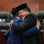 Teuku Raja Keumangan terlihat memeluk Hendra Budian usai ditetapkan menjadi Wakil Ketua II DPRA, Kamis (24/11)