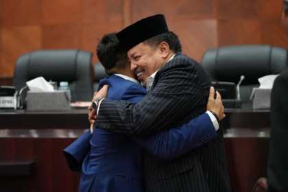 Teuku Raja Keumangan terlihat memeluk Hendra Budian usai ditetapkan menjadi Wakil Ketua II DPRA, Kamis (24/11)