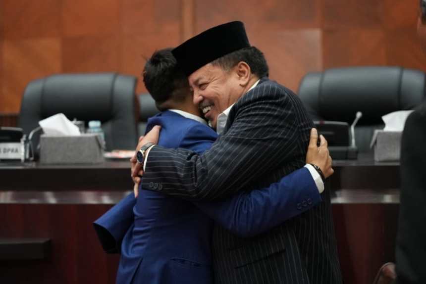 Teuku Raja Keumangan terlihat memeluk Hendra Budian usai ditetapkan menjadi Wakil Ketua II DPRA, Kamis (24/11)