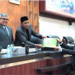 Juru Bicara Banggar DPRA Ihsanuddin MZ menyerahkan Pendapat Banggar DPRA atas Nota Keuangan dan RAPBA 2023
