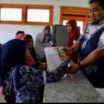 Pj Bupati Aceh Besar Muhammad Iswanto kembali menyerahkan secara simbolis berupa bantuan untuk masyarakat berupa Bansos PKH, BPNT dan BLT kepada penerima manfaat di Kantor Pos Kecamatan Sukamakmur, Kamis (24/11)