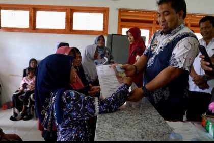 Pj Bupati Aceh Besar Muhammad Iswanto kembali menyerahkan secara simbolis berupa bantuan untuk masyarakat berupa Bansos PKH, BPNT dan BLT kepada penerima manfaat di Kantor Pos Kecamatan Sukamakmur, Kamis (24/11)