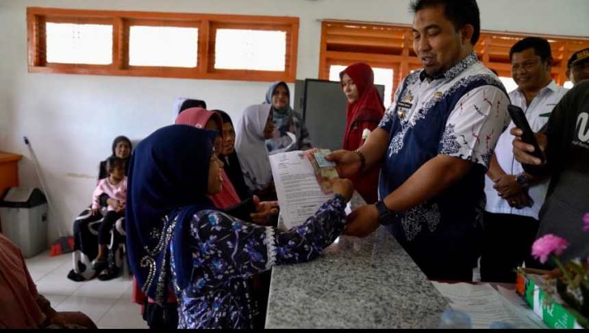 Pj Bupati Aceh Besar Muhammad Iswanto kembali menyerahkan secara simbolis berupa bantuan untuk masyarakat berupa Bansos PKH, BPNT dan BLT kepada penerima manfaat di Kantor Pos Kecamatan Sukamakmur, Kamis (24/11)