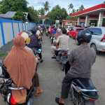 Antrian panjang kendaraan yang akan mengisi BBM jenis Pertalite di sebuah SPBU di Kota Banda Aceh