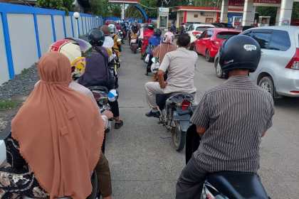 Antrian panjang kendaraan yang akan mengisi BBM jenis Pertalite di sebuah SPBU di Kota Banda Aceh