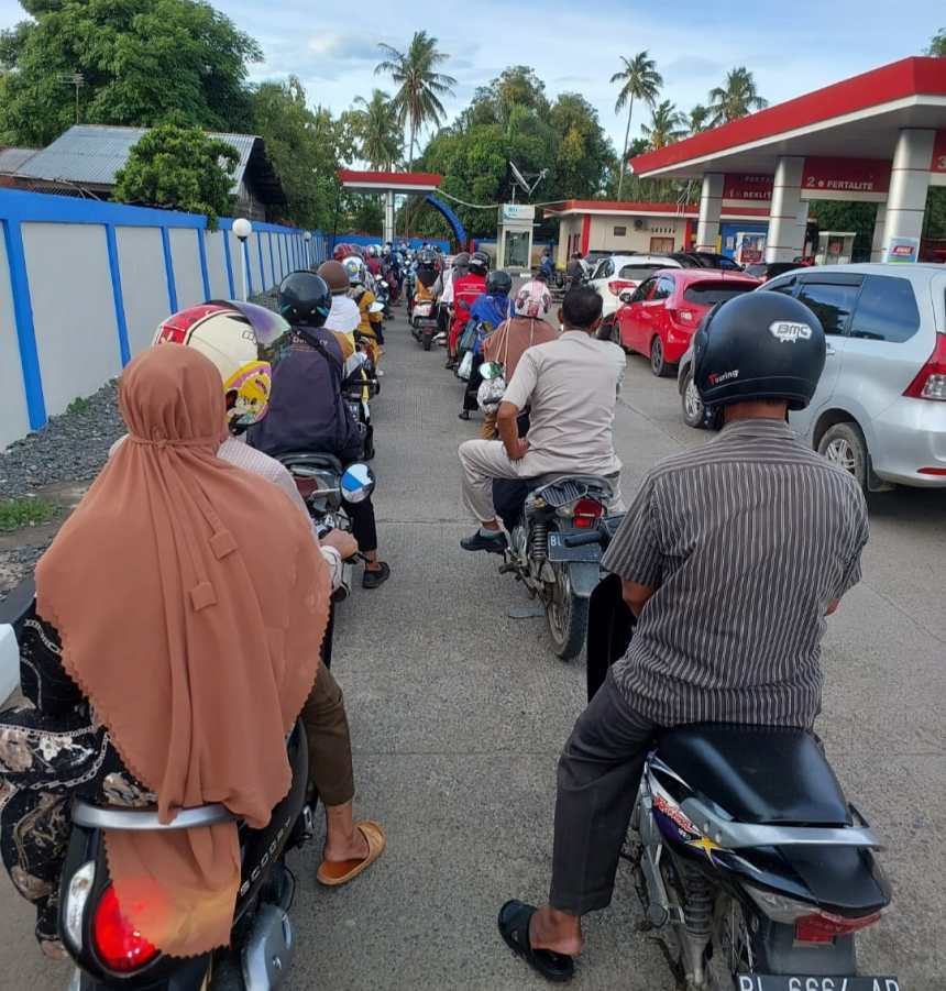 Antrian panjang kendaraan yang akan mengisi BBM jenis Pertalite di sebuah SPBU di Kota Banda Aceh
