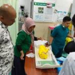 Sesosok bayi laki – laki usia dua haru ditemukan tergeletak di depan rumah warga Gampong Lam Ara, Kecamatan Banda Raya, Banda Aceh, Kamis malam (24/11/2022)