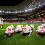 Pemain Maroko sujud syukur di lapangan usai membungkam perlawanan Belgia 2-0 pada matchday kedua penyisihan Grup F Piala Dunia 2022 di Stadion Al Thumama Ahad (27/11) malam WIB